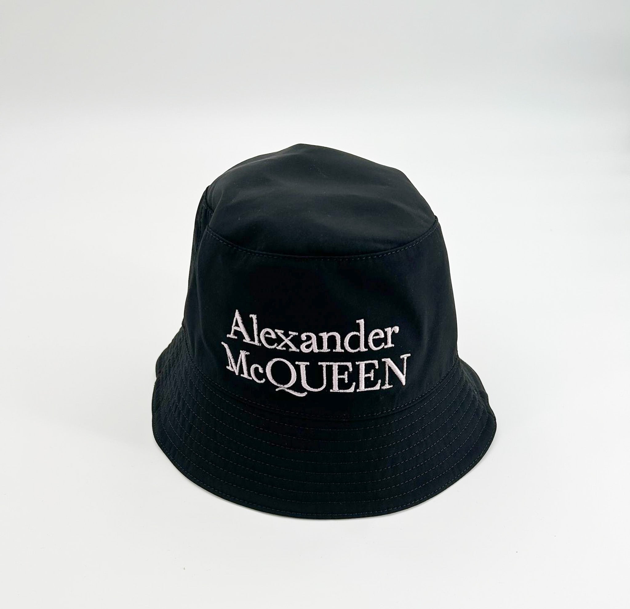 Alexander McQueen Logo Embroidered Reversible Bucket Hat - Black/White
